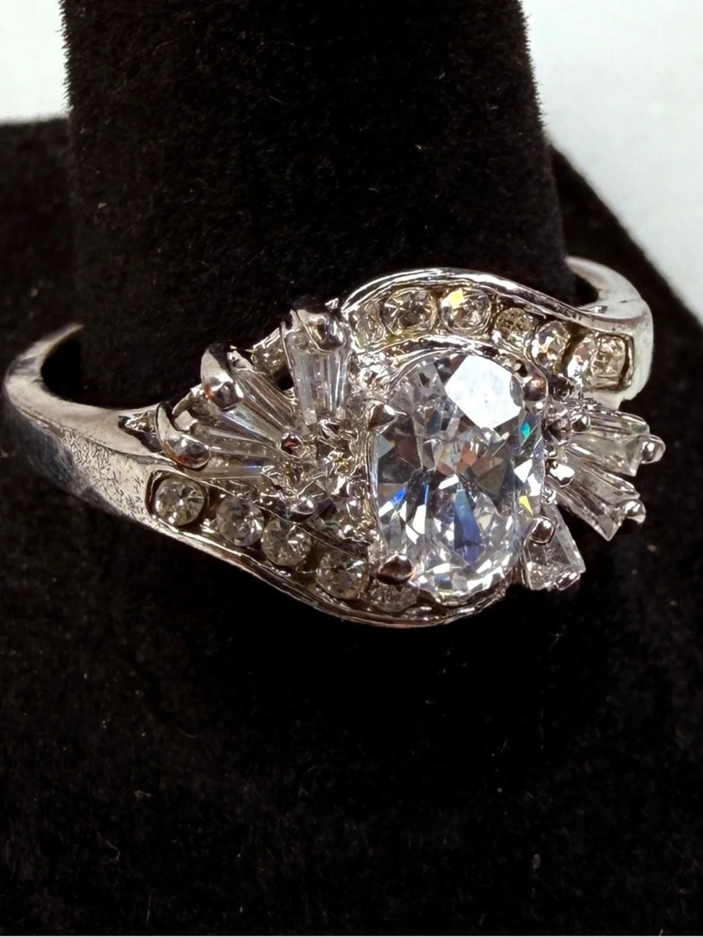 Beautiful Silvertone bling vintage costume size 10 ring